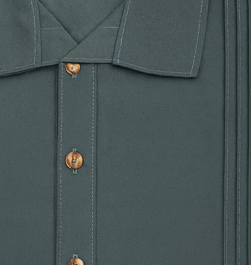 Camisa estilo guayabera de manga larga con pliegues
