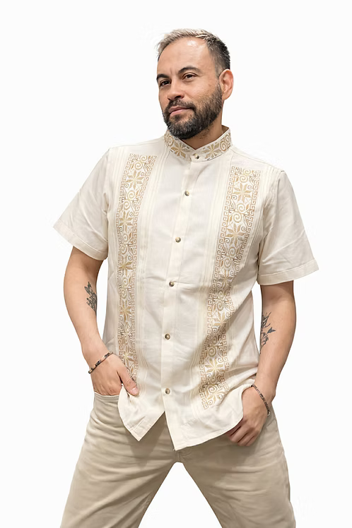 Guayabera color marfil con bordado tradicional